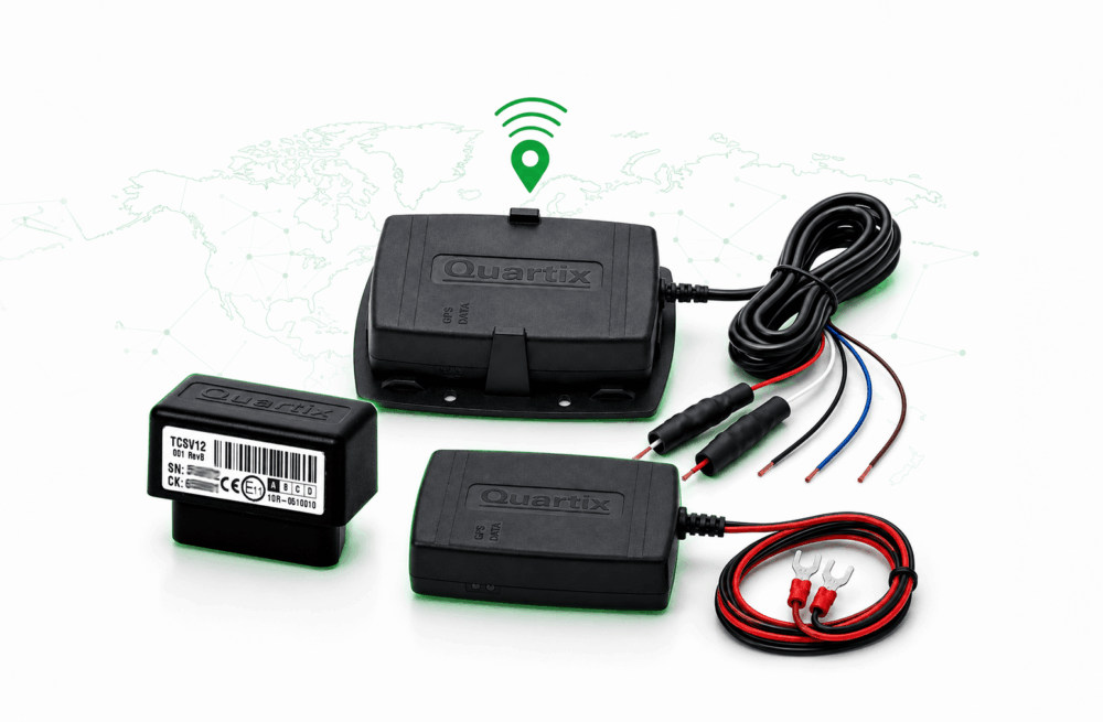 Se muestran tres dispositivos de seguimiento de vehículos Quartix con cables y conectores sobre un fondo blanco, con un mapa del mundo difuminado y un icono verde de conexión inalámbrica situado encima del dispositivo central.