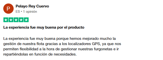 A customer review with five stars in Spanish praising improved fleet management and flexibility due to GPS locators.