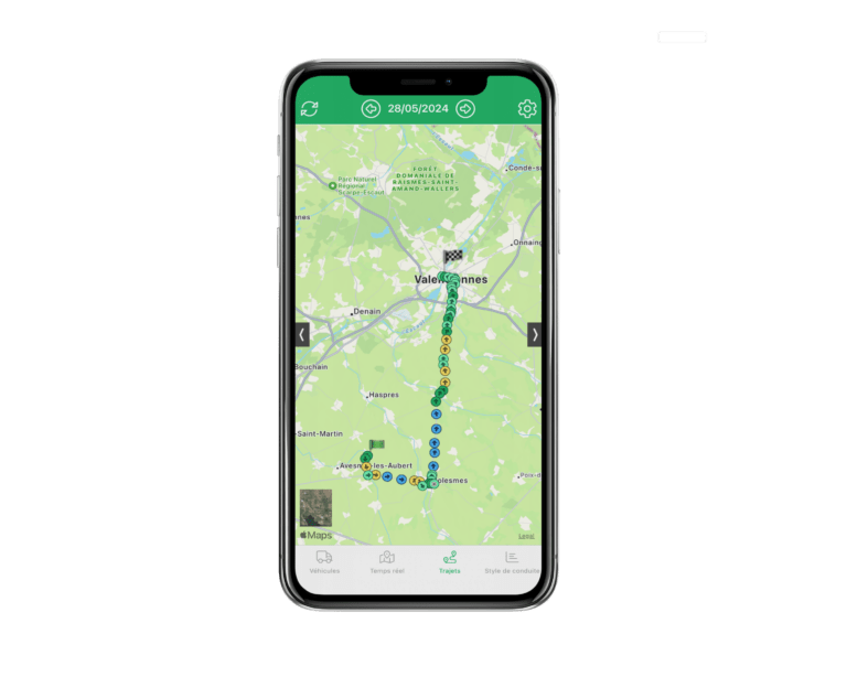 Un smartphone affiche une carte avec un itinéraire de voyage marqué traversant plusieurs villes, avec des icônes indiquant des arrêts en cours de route. La date du 28/05/2024 est affichée en haut.