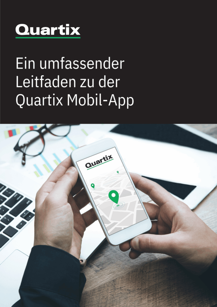 A person holds a smartphone displaying a map with a location pin and the Quartix logo; office items are on the desk. The text describes a guide for the Quartix mobile app in German.