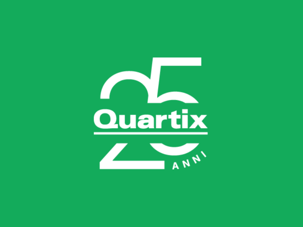White text on a green background reads "Quartix 25 ANNI," with the number 25 stylized and "ANNI" curved below, as Quartix celebra 25 anni di innovazione.