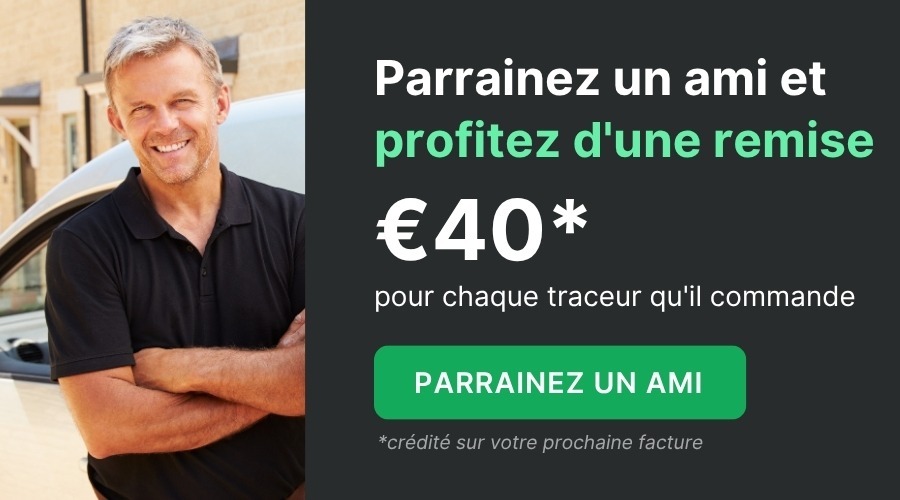 Un homme sourit à côté d'une voiture ; le texte offre une réduction de 40 euros pour la recommandation d'un ami qui commande un traceur, le client de recommandation Quartix étant crédité sur votre prochaine facture.