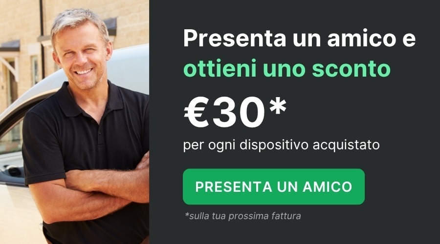 Un uomo sorridente si trova accanto a un furgone; un testo in italiano promuove uno sconto di 30 euro per la segnalazione di un amico con il pulsante verde "Presenta un amico", con la scritta Referenze clienti Quartix e le condizioni sottostanti.