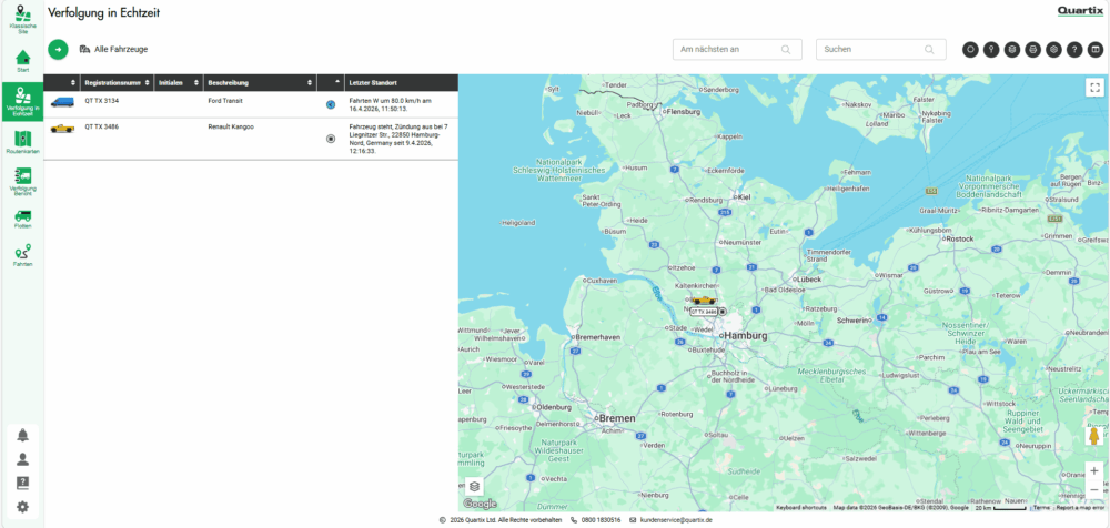 Screenshot eines Fahrzeugortungs-Dashboards mit einer Karte von Norddeutschland, einer Liste von Fahrzeugen auf der linken Seite und dem auf der Karte hervorgehobenen Standort des ausgewählten Fahrzeugs bei Hamburg.