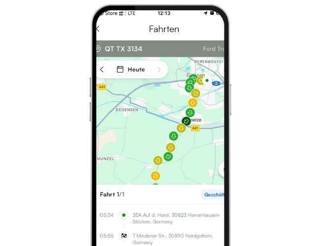 Auf einem Smartphone-Bildschirm wird eine Karte mit einer markierten Fahrtroute und mehreren Ortssymbolen unter der Überschrift "Fahrten" und einer Liste von Reisedetails darunter angezeigt, was die Verwendung eines Digitalen Fahrtenbuchs zur Verfolgung von Fahrten veranschaulicht.