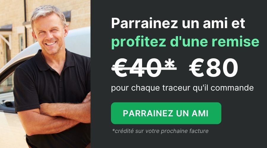 Un homme debout à côté d'une camionnette, souriant, avec un texte proposant une réduction de 80 € pour le parrainage d'un ami qui achète un traceur ; le bouton d'appel à l'action indique « Parrainez un ami ».