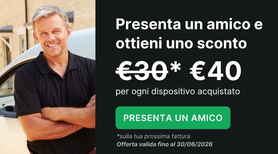 Uomo sorridente a braccia incrociate accanto a un furgone; promozione italiana che offre 40 euro di sconto tramite Referenze clienti Quartix per ogni amico segnalato che acquista un dispositivo, valida fino al 30/06/2026.
