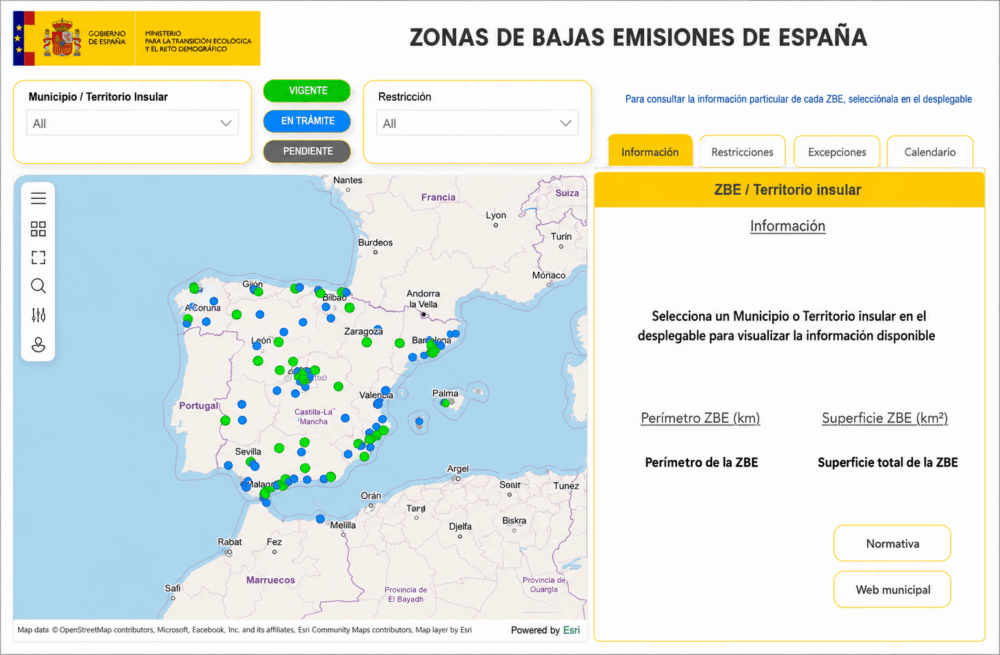 Mapa de España en el que se muestran las ubicaciones de las zonas de bajas emisiones, señaladas con puntos verdes y azules; a la derecha se muestran las opciones de filtrado y el panel de información.