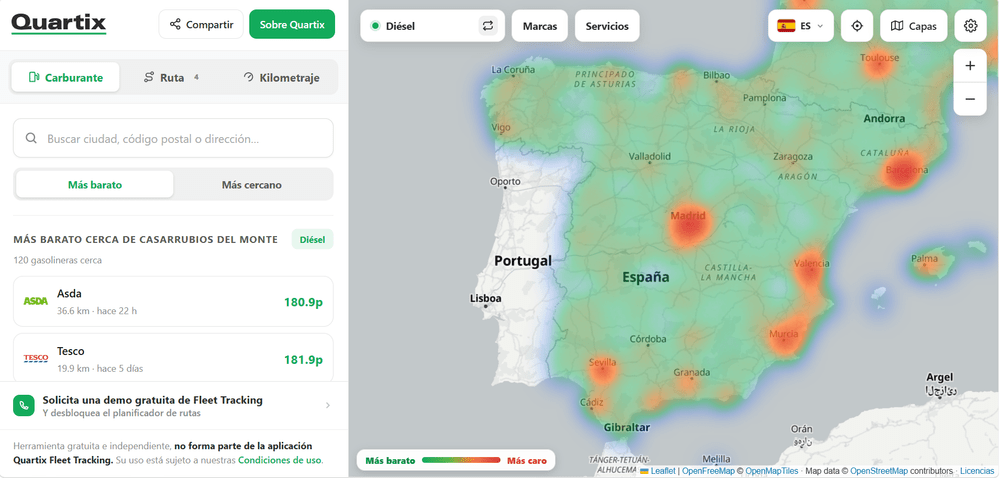 Un mapa de calor de España y Portugal muestra las zonas con diferentes precios del combustible; en una columna lateral se enumeran las gasolineras y sus precios para Asda y Tesco. En la parte superior se muestran los controles del mapa, los filtros y las herramientas gratuitas para la gestión del combustible de flotas.