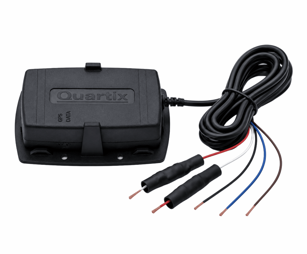 Un traceur GPS Quartix noir muni d'un câble dont l'extrémité comporte quatre fils dénudés : rouge, noir, bleu et marron.