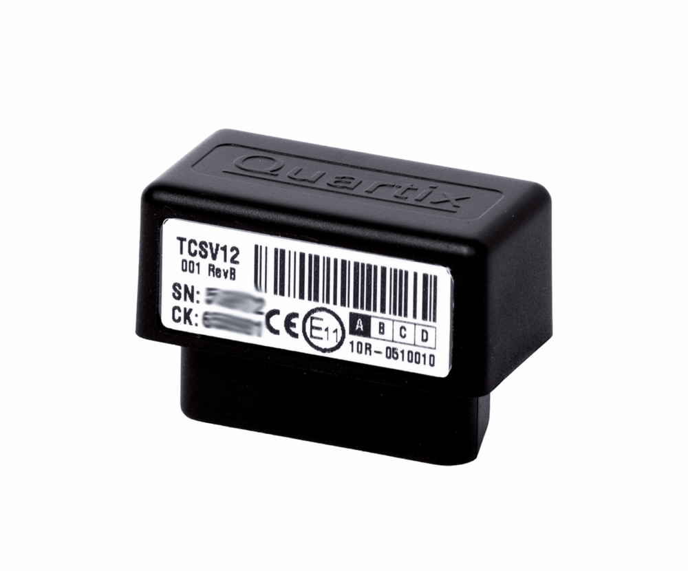 Un appareil OBD Quartix TCSV12 noir, comportant un code-barres, un numéro de série et des marquages de certification, est représenté sur un fond blanc, prêt à être installé pour le suivi de véhicules.