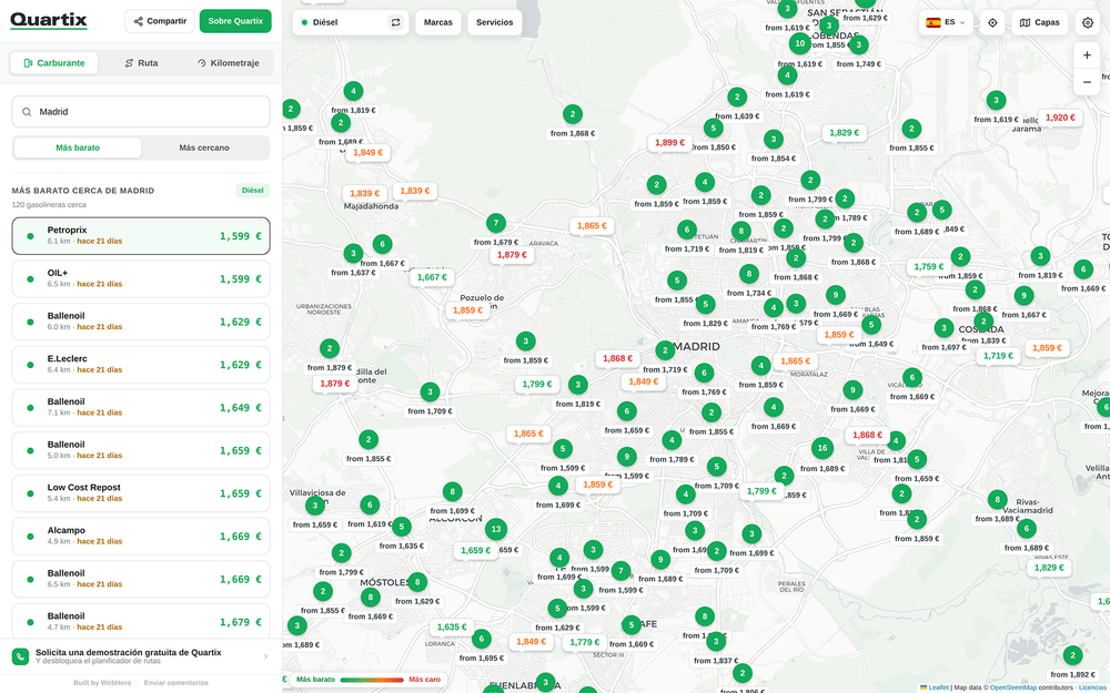 Mapa que muestra los precios del combustible en diversas gasolineras de Madrid, con los precios en euros por litro indicados en verde y naranja, y una lista de los precios más bajos a la izquierda, complementada con herramientas gratuitas de gestión de combustible para flotas que te ayudarán a optimizar tu búsqueda y a gestionar los costes de repostaje de forma eficiente.