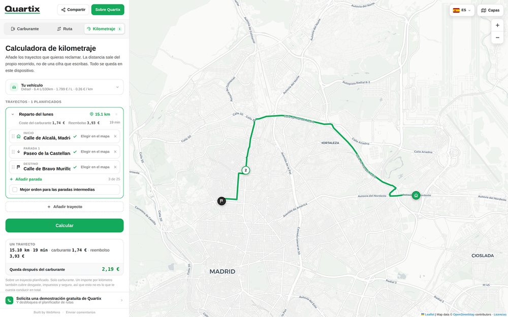Mapa de Madrid en el que se muestra una ruta en coche desde «Huerto del Lunes» hasta la «Calle de Bruce Muller», con detalles del trayecto y un calculador de kilometraje en el panel izquierdo, que incluye herramientas gratuitas de gestión de combustible para flotas que permiten planificar rutas de forma eficiente.