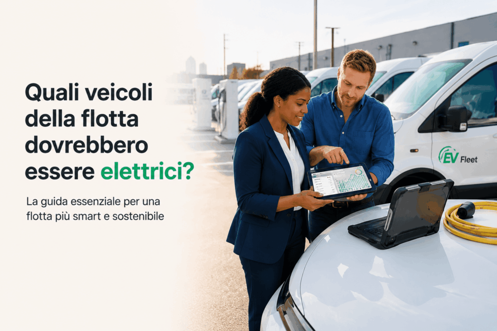 Two people stand beside electric fleet vehicles, reviewing data on a tablet and laptop outdoors. Italian text discusses choosing a Flotta Veicoli Elettrici for a smart, sustainable fleet.