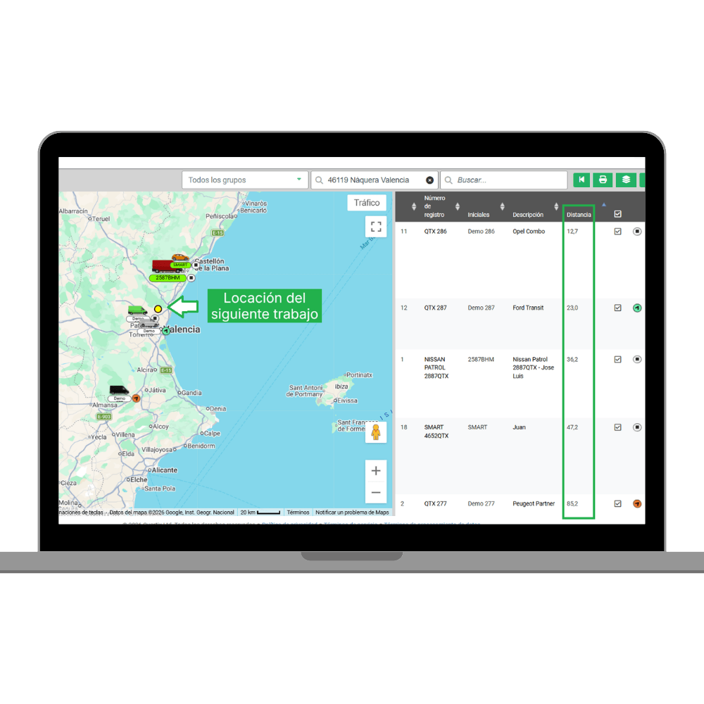 Pantalla de un ordenador portátil en la que se muestra un mapa de seguimiento de vehículos del este de España, en el que destaca la «Ubicación del siguiente trabajo», con una lista de vehículos y los detalles del trabajo a la derecha; ideal para empresas de andamios y constructoras que necesitan gestionar su flota en tiempo real.