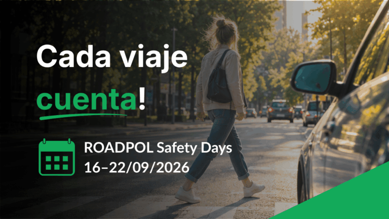 A woman crosses a city street at a crosswalk, highlighting la seguridad de flotas y peatones. Text reads: “Cada viaje cuenta! ROADPOL Safety Days 16-22/09/2026.”.
