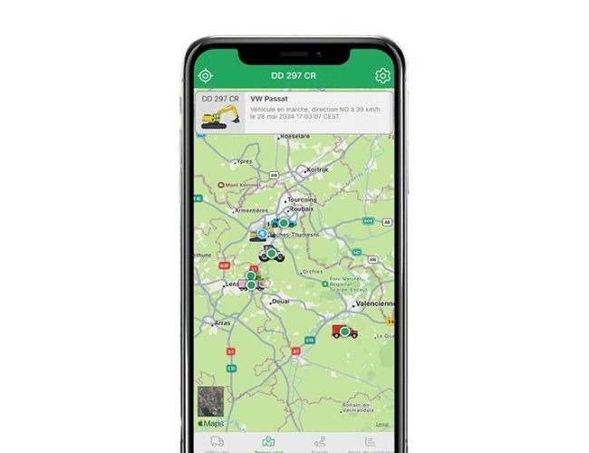 L'écran d'un smartphone affiche une application de suivi de véhicules présentant une carte avec des icônes représentant des voitures, des itinéraires et des informations sur les véhicules en haut de l'écran — une solution idéale pour les entrepreneurs en échafaudages et en bâtiment qui souhaitent gérer efficacement leur flotte sur chantier.