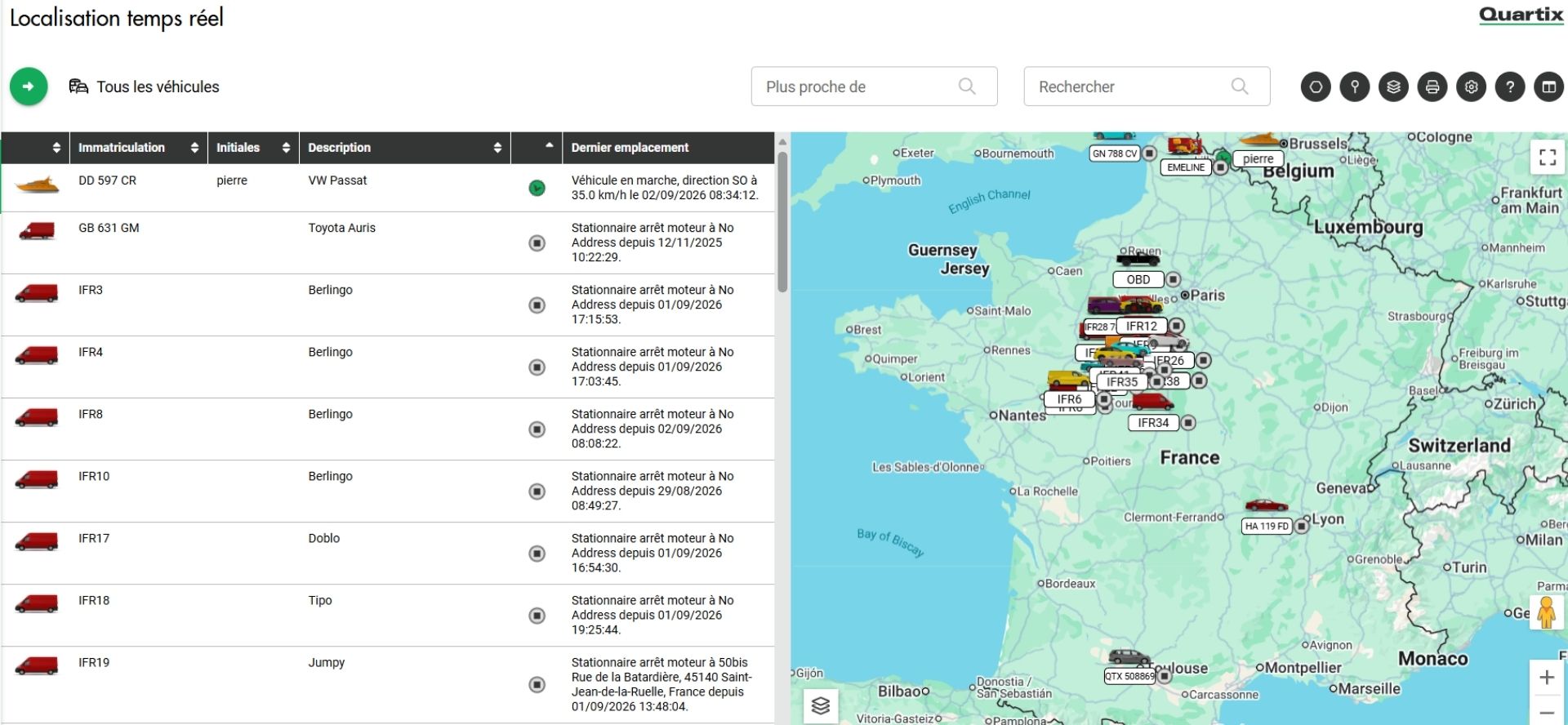 Tableau de bord de suivi des véhicules conçu pour les entrepreneurs en échafaudages et en bâtiment, présentant d'un côté une liste des véhicules et, de l'autre, leur position en temps réel sur une carte de la France et des pays voisins.
