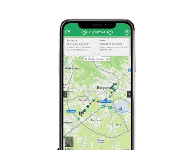 Uno smartphone mostra una mappa di Bergamo, in Italia, con i luoghi contrassegnati e i dettagli del percorso di viaggio per un tragitto previsto per il 26/05/2024, evidenziando in particolare i luoghi chiave legati alle imprese di ponteggi e alle imprese edili.