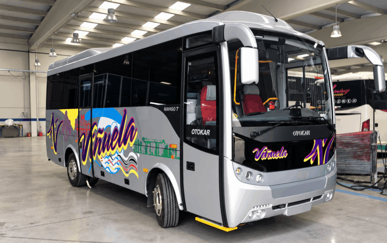 Midibús Otokar Navigo T plateado con el diseño «Vamela» y GPS integrado para flotas de transporte.